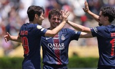 开云体育入口-巴黎圣日耳曼球迷抗议欧冠裁判判罚