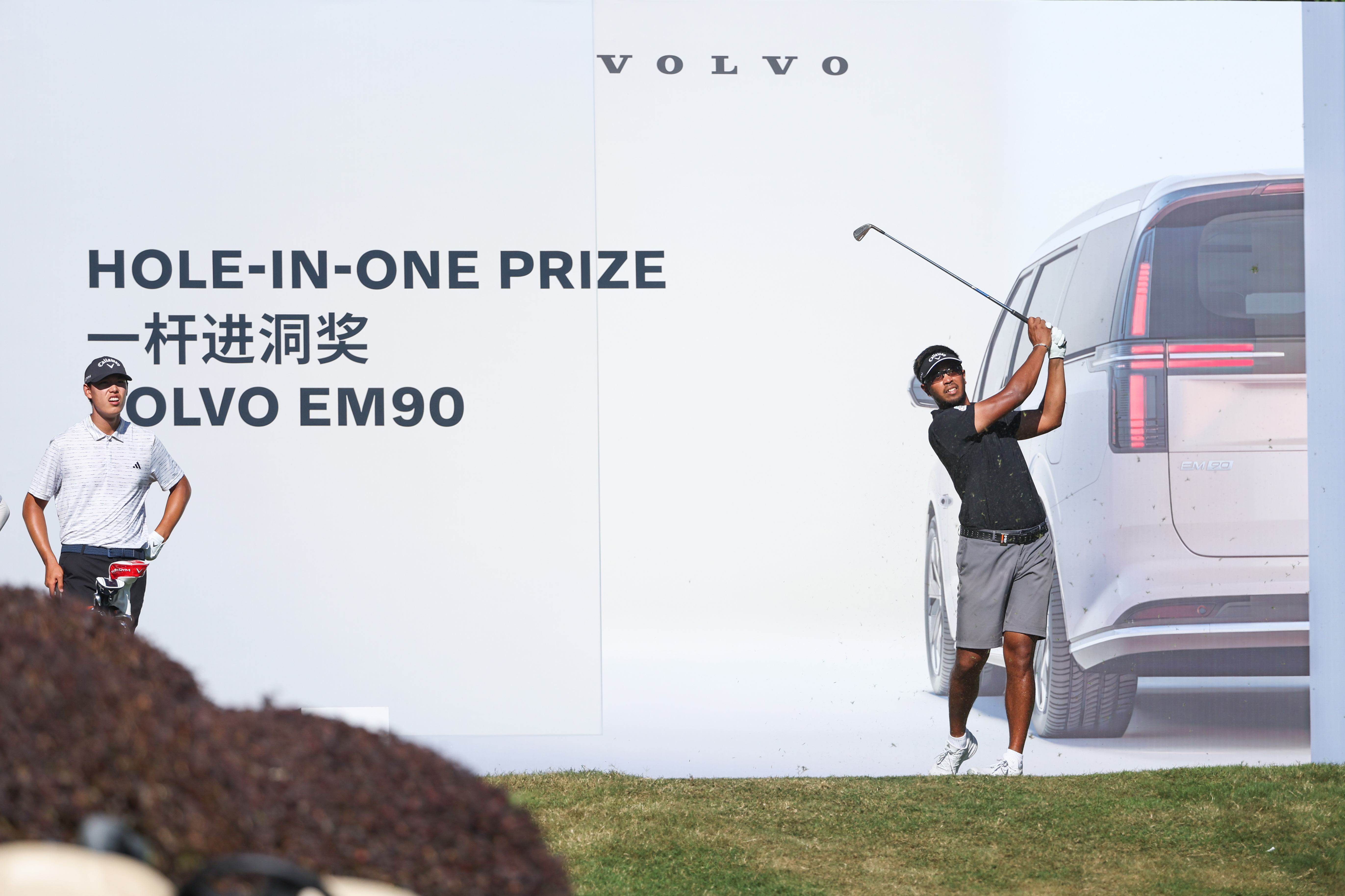 包含高尔夫赛事中选手实力强劲，力压群雄的词条