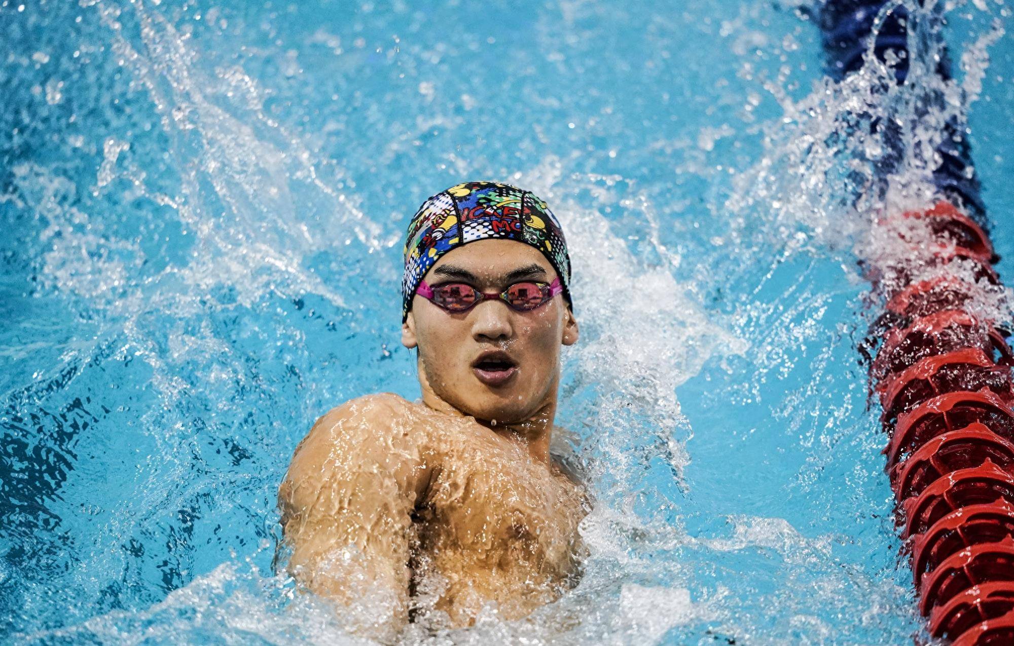中国游泳名将力压日本选手，夺得金牌