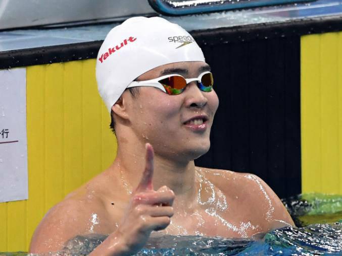 中国游泳名将力压日本选手，夺得金牌