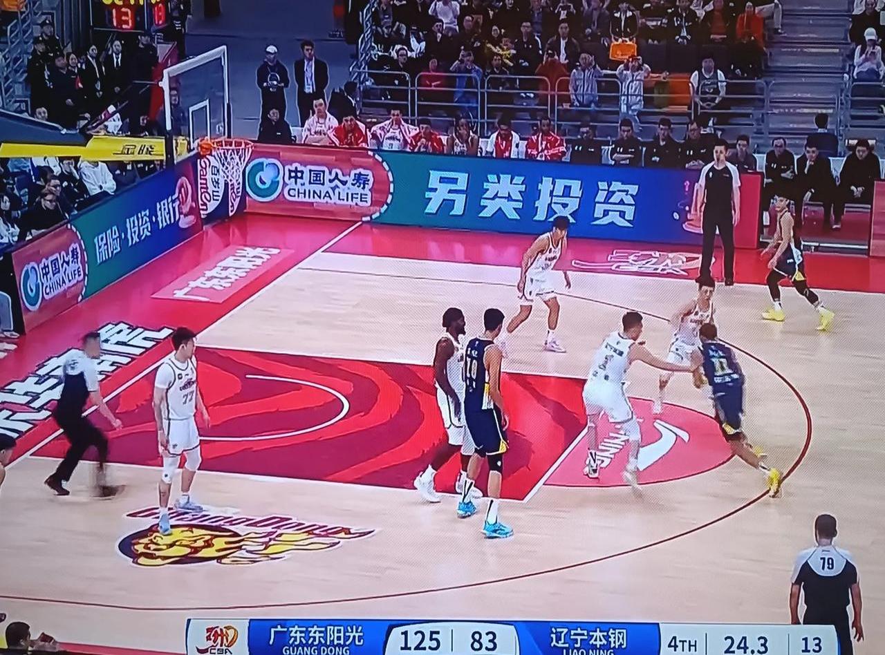 篮球巨星跳槽消息传出，球队补强迈入正轨