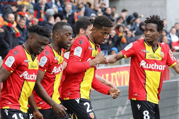 圣埃蒂安队在法甲比赛中力克对手