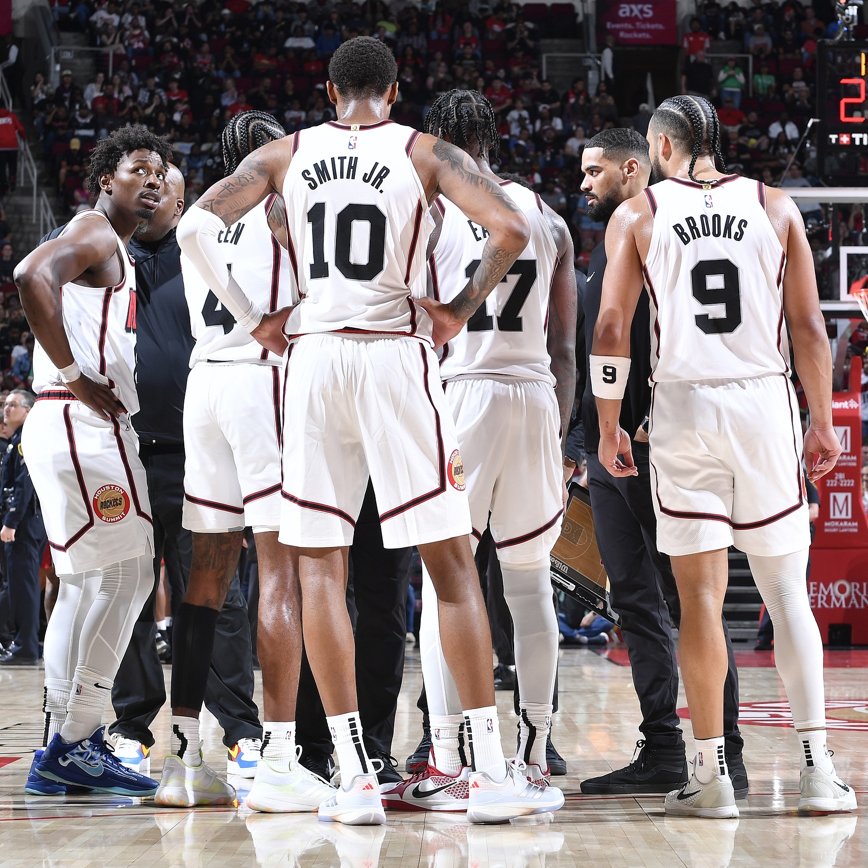 火箭队客场获胜，迈向季后赛的简单介绍