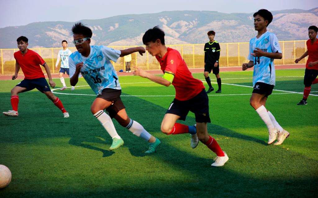 激烈对抗赛场上演，球员们团结协作斗志昂扬的简单介绍