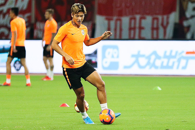 鲁能前锋出奇制胜，帮助球队赢得关键胜利迎来佳绩