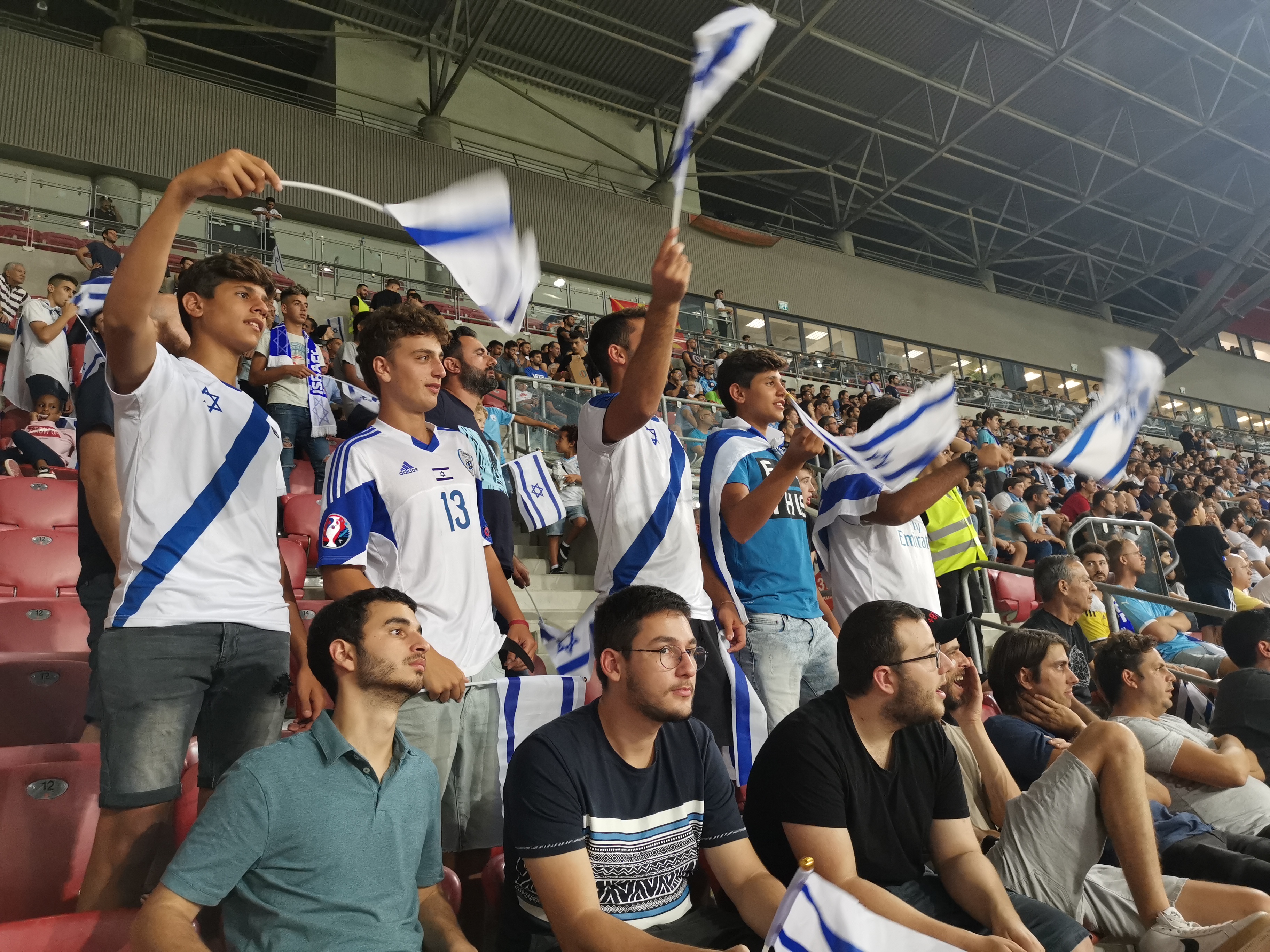 欧预赛巨星闪耀赛场，球迷狂热挥洒的简单介绍