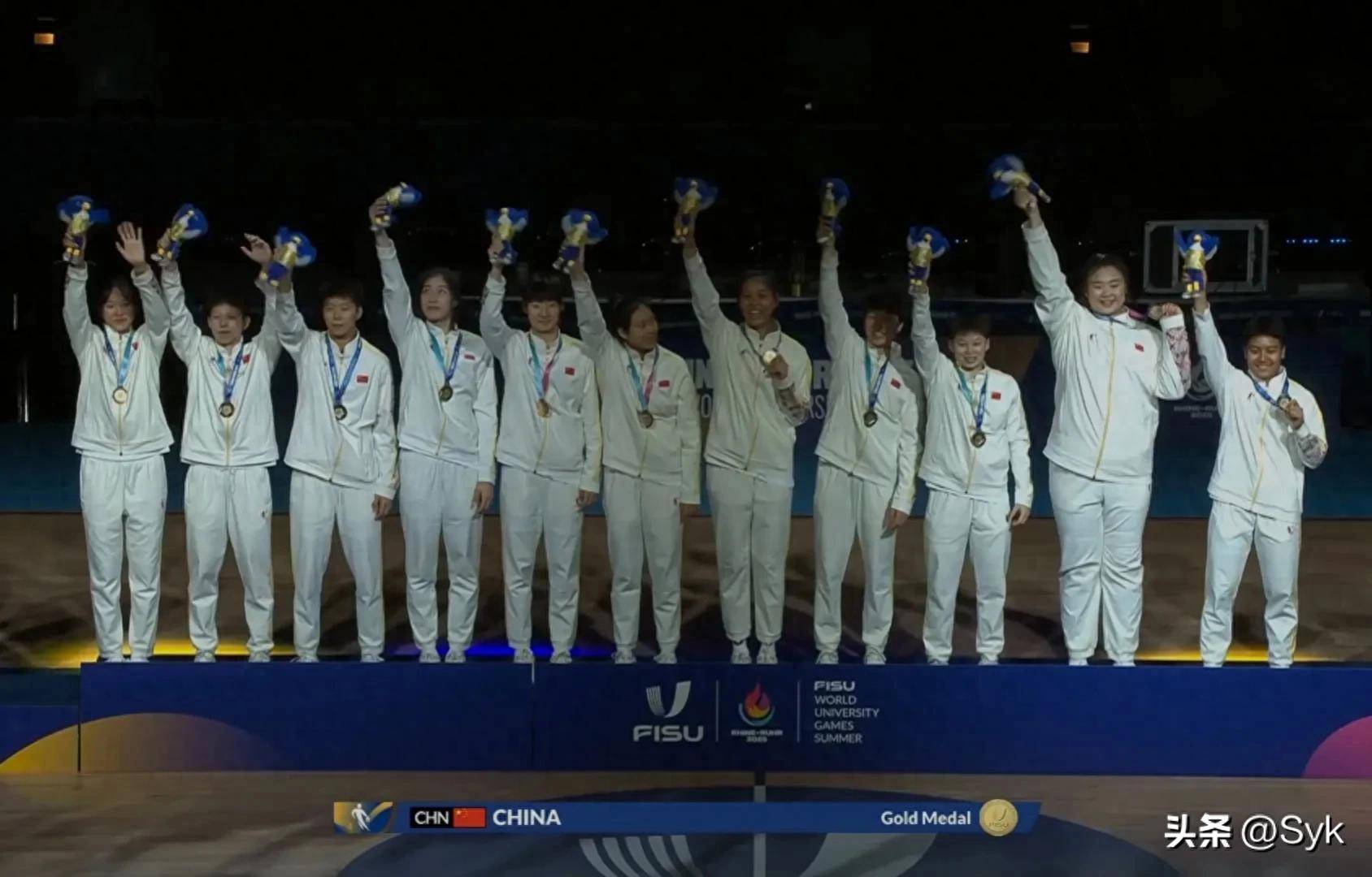 球队在比赛中力克对手获得紧张胜利