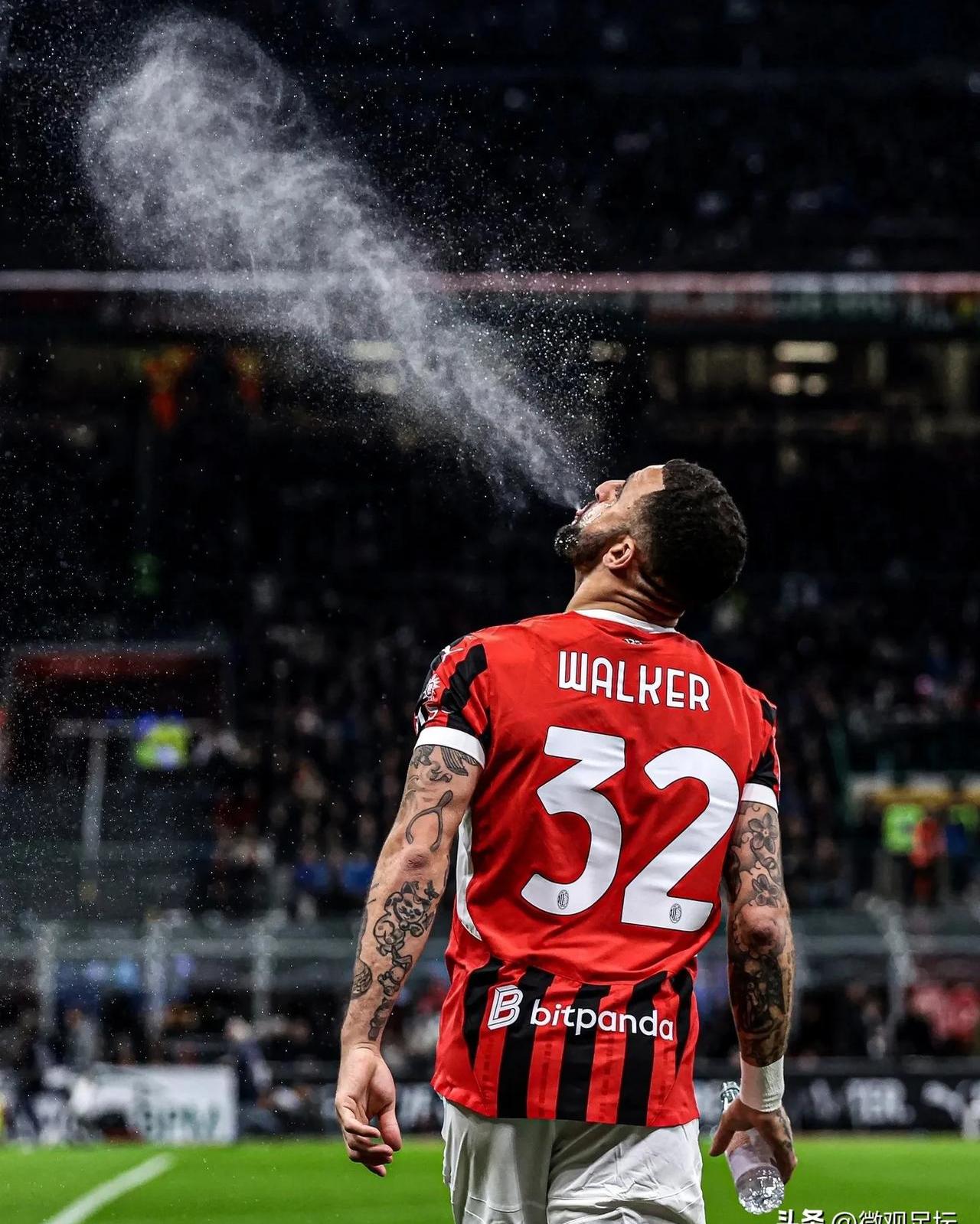 米兰后卫铲球成功，帮助球队取得关键胜利