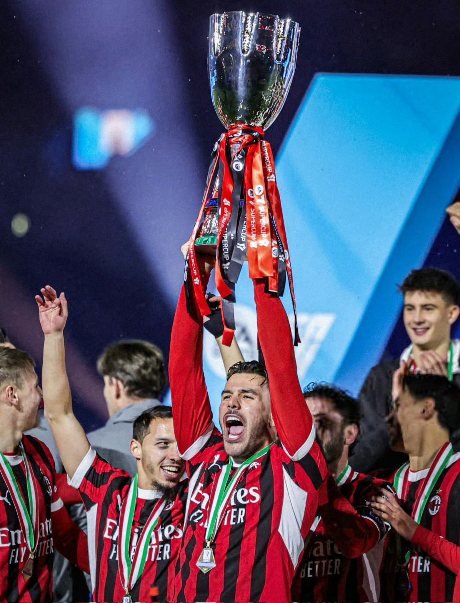 米兰后卫铲球成功，帮助球队取得关键胜利