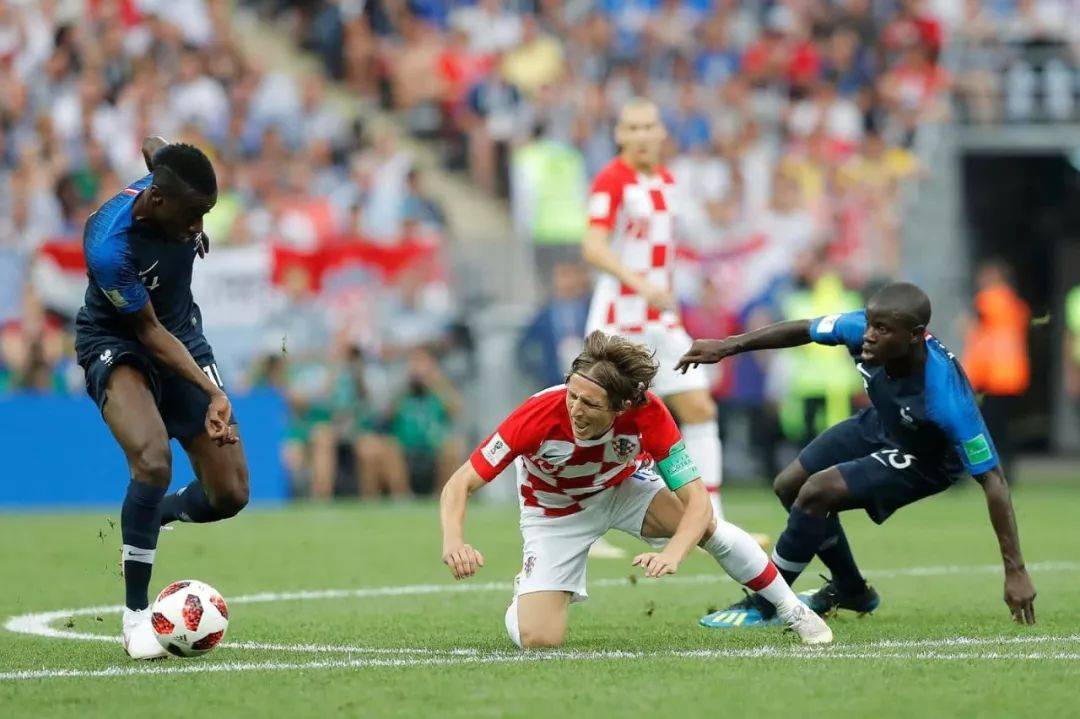 巴黎FC客场完胜，登顶榜首