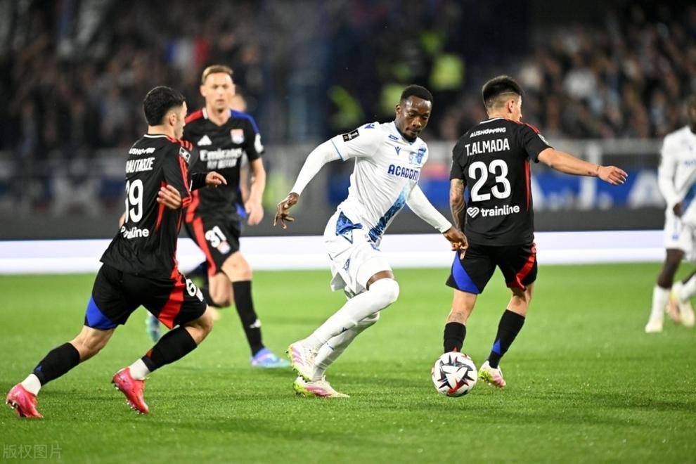 马赛客场逼平里昂，积分暂居中游