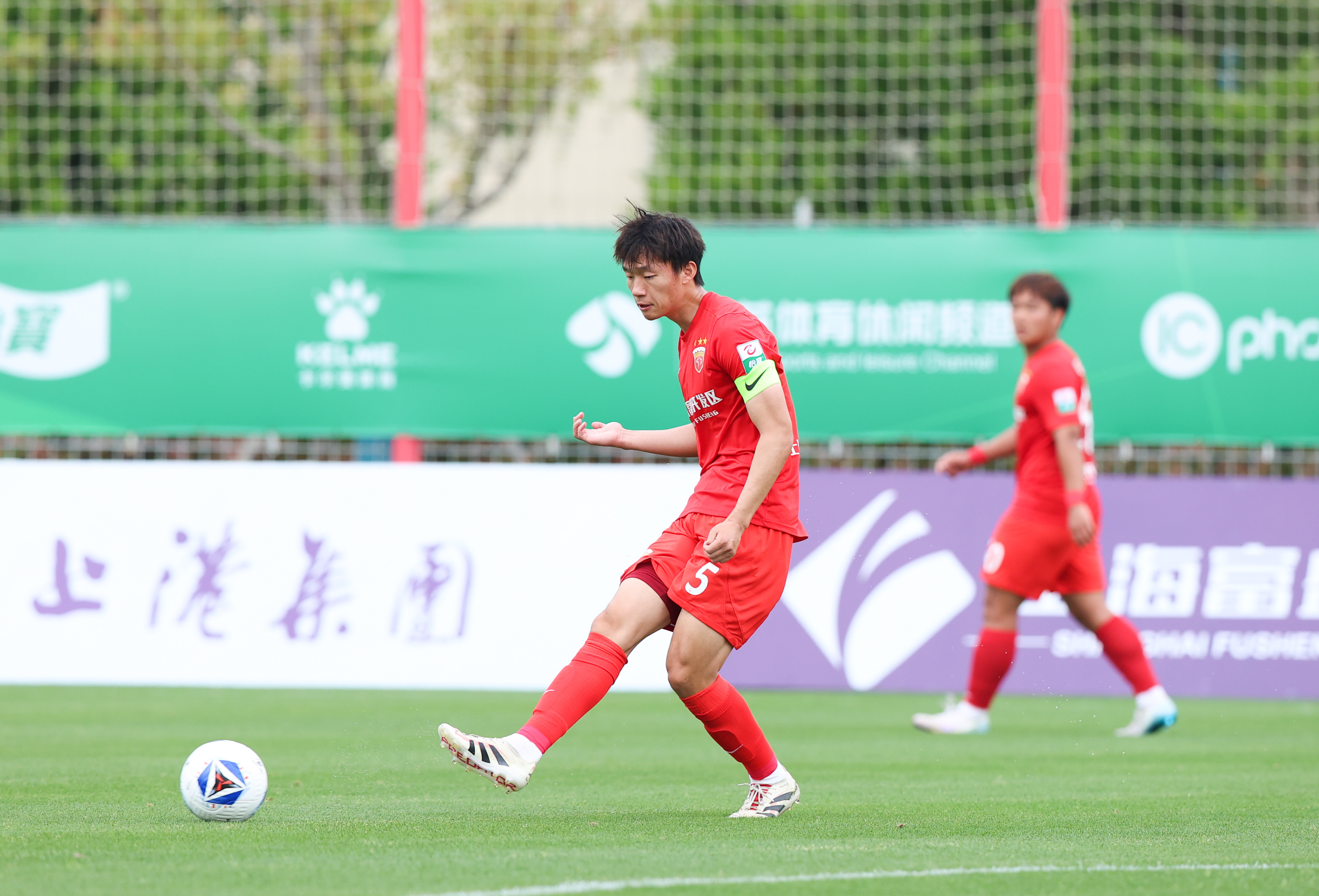 关于联赛领头球队再战一城，与对手难分伯仲的信息