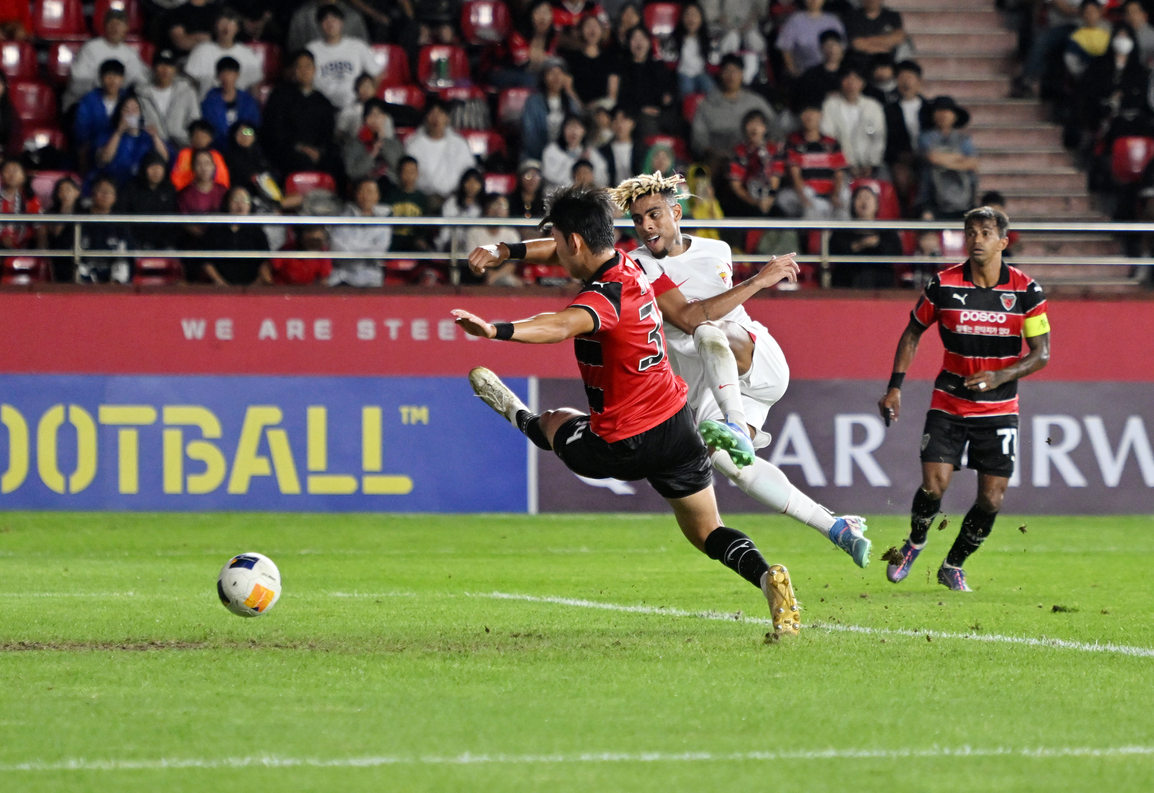 关于联赛领头球队再战一城，与对手难分伯仲的信息