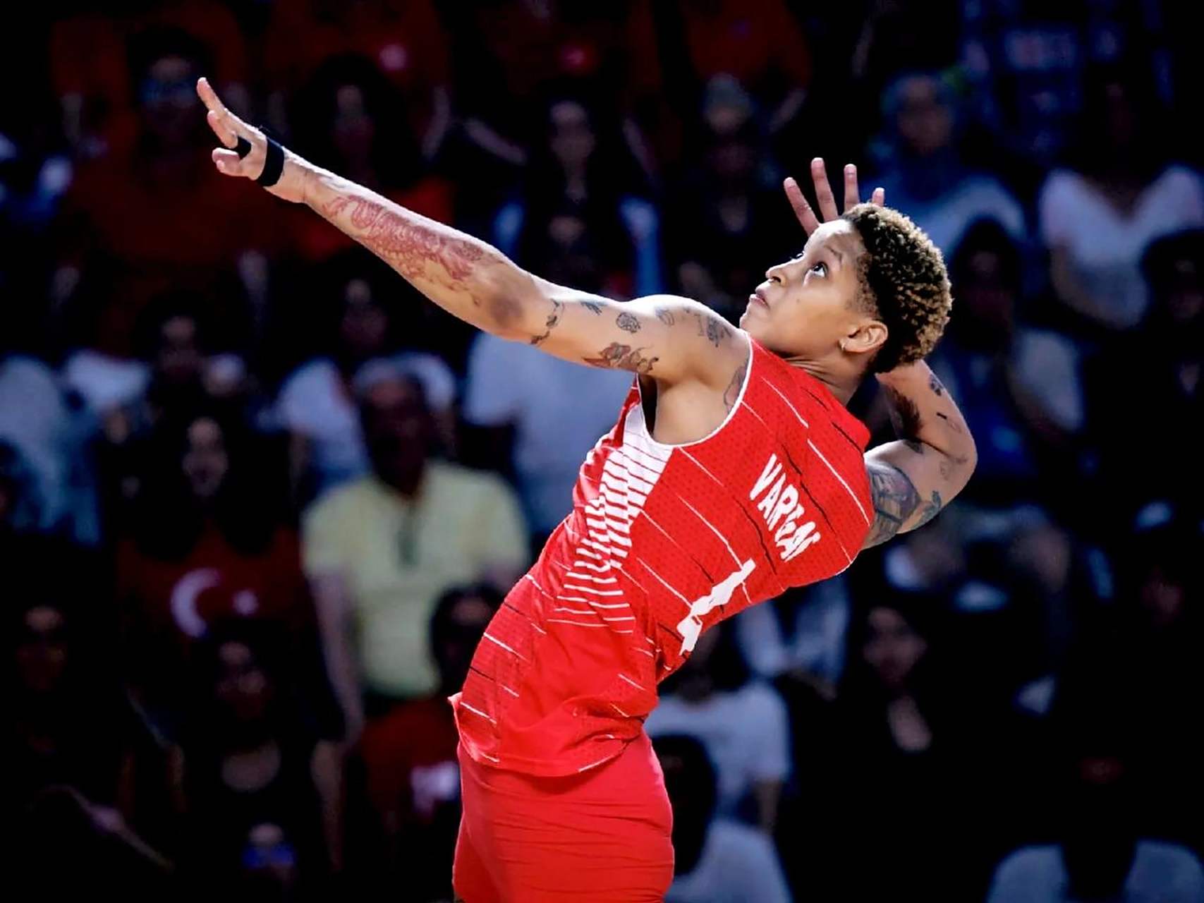 欧锦赛半决赛胜负激烈，球员实力均匀