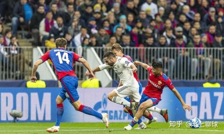 国内足球联赛强强对决，裁判辅助争议