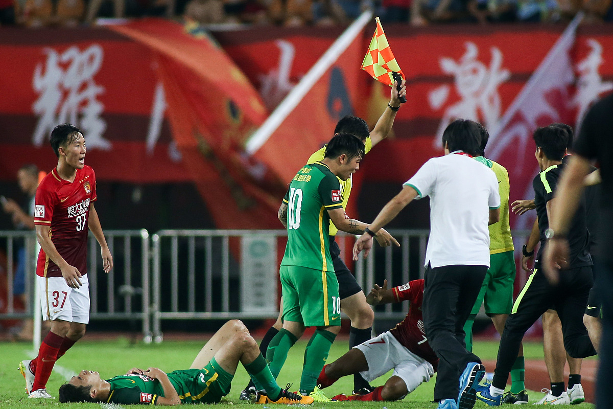 一场激烈的足球比赛将展开较量