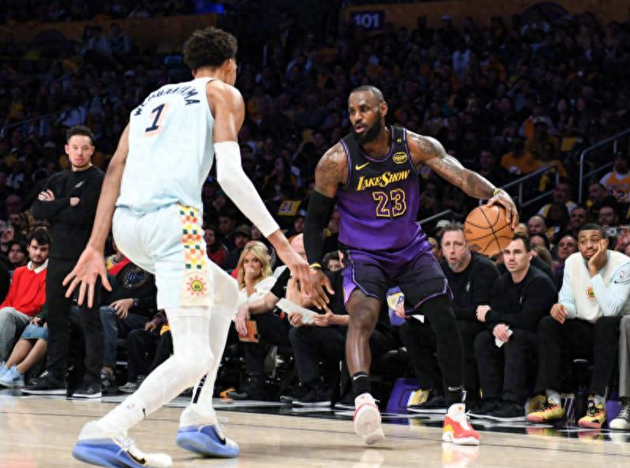 赛场上的焦点对决，球员们挑战强劲对手