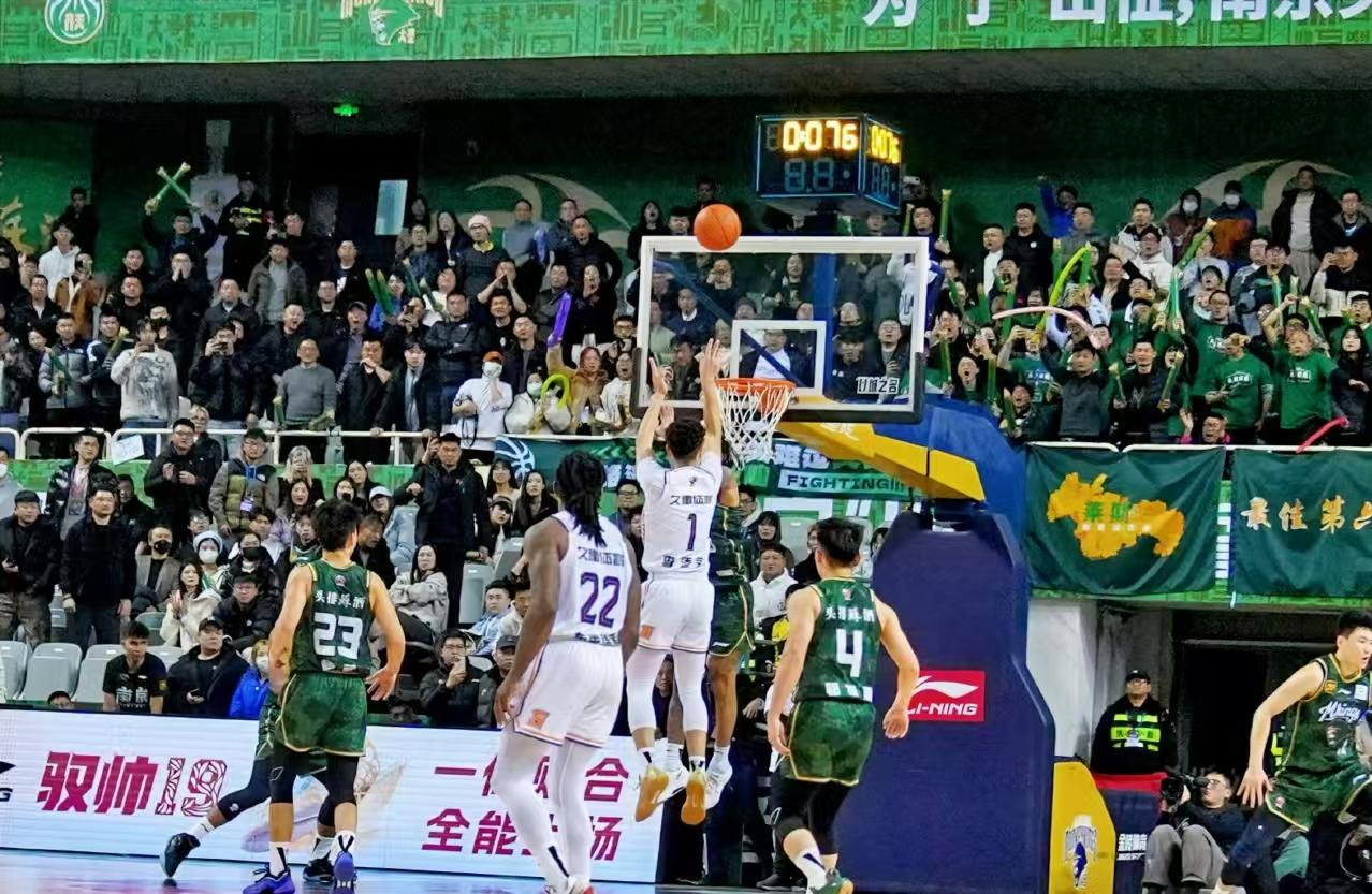 广东队大胜上海，连胜赢得总冠军