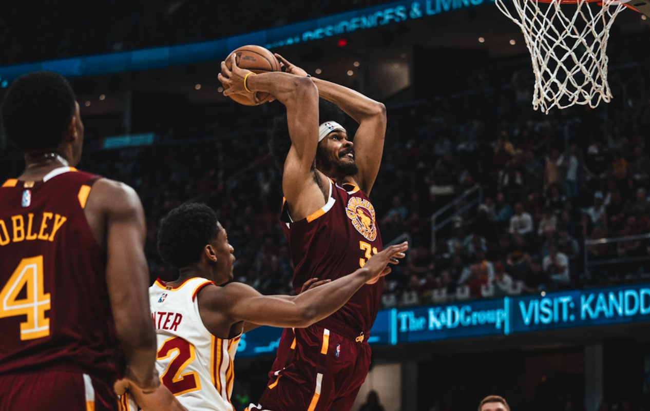 老鹰主场战胜骑士，特雷扬盖帽破围