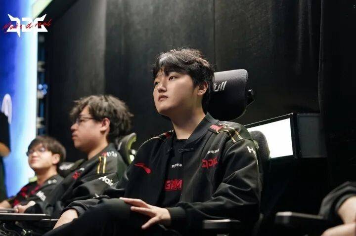 FLY血洗100T，Scout完成史诗逆转鏖战多局2025世界赛，引爆全场热议