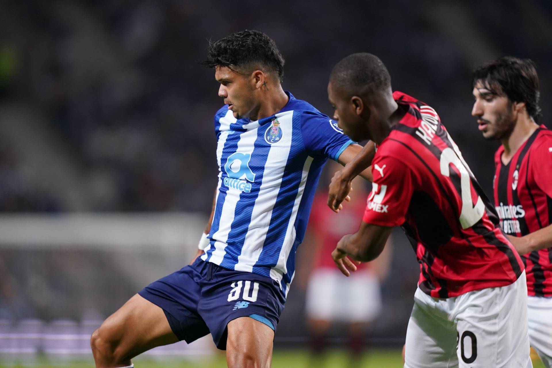 欧洲劲旅惜败，抢夺胜利积极努力