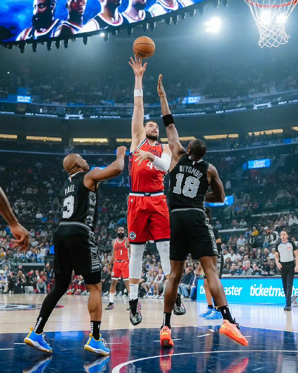 快船擒下马刺，西部榜首牢不可破