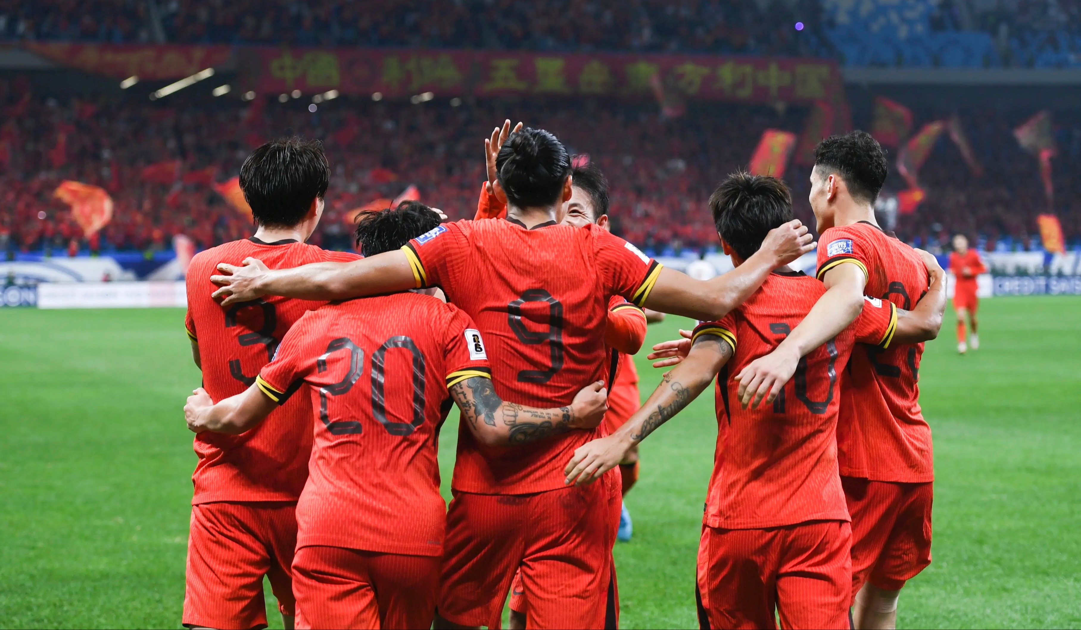 比赛激烈！国家队与对手争夺胜利