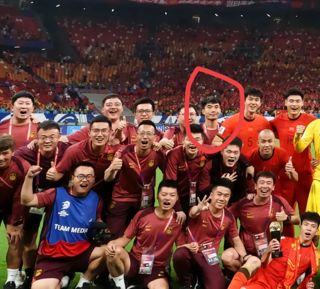 比赛激烈！国家队与对手争夺胜利