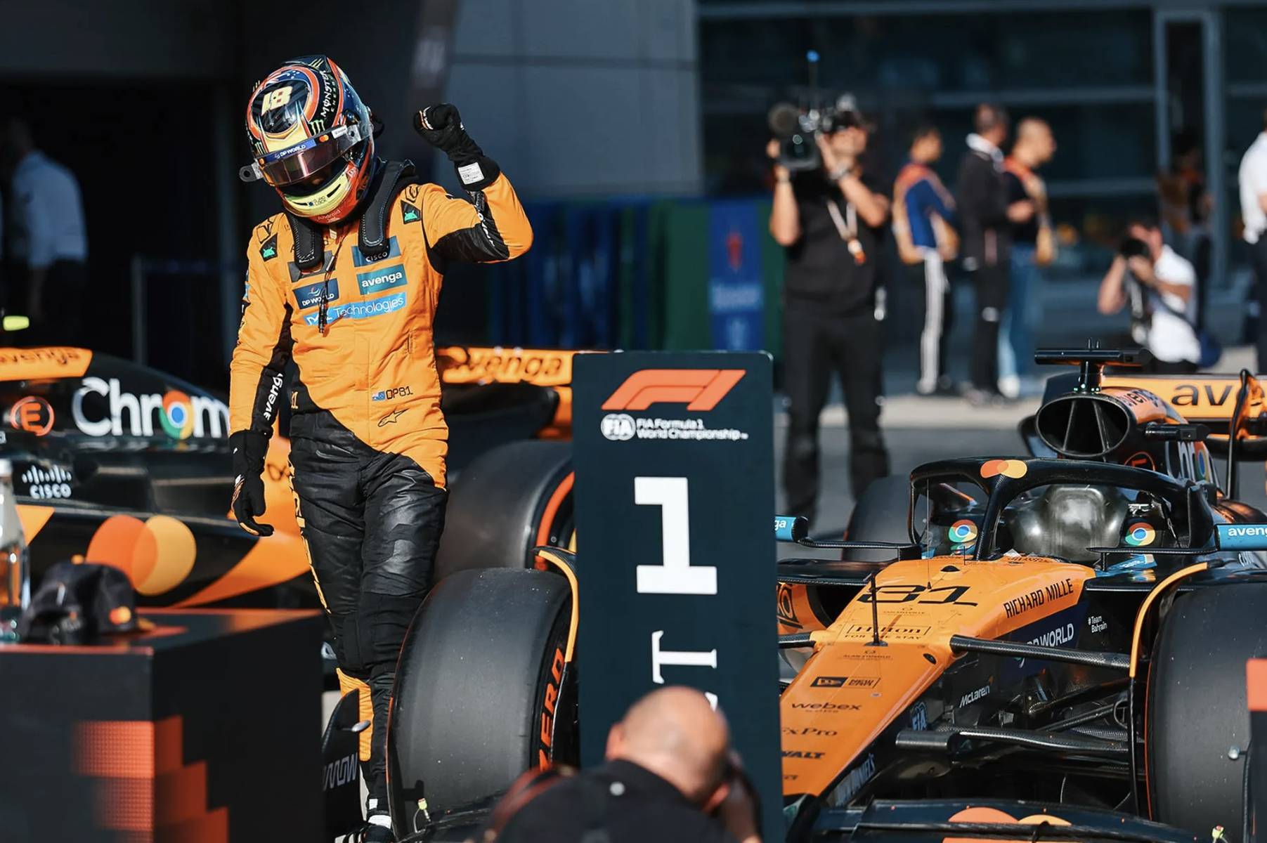 梅赛德斯碾压迈凯伦，塞恩斯点燃赛场的简单介绍