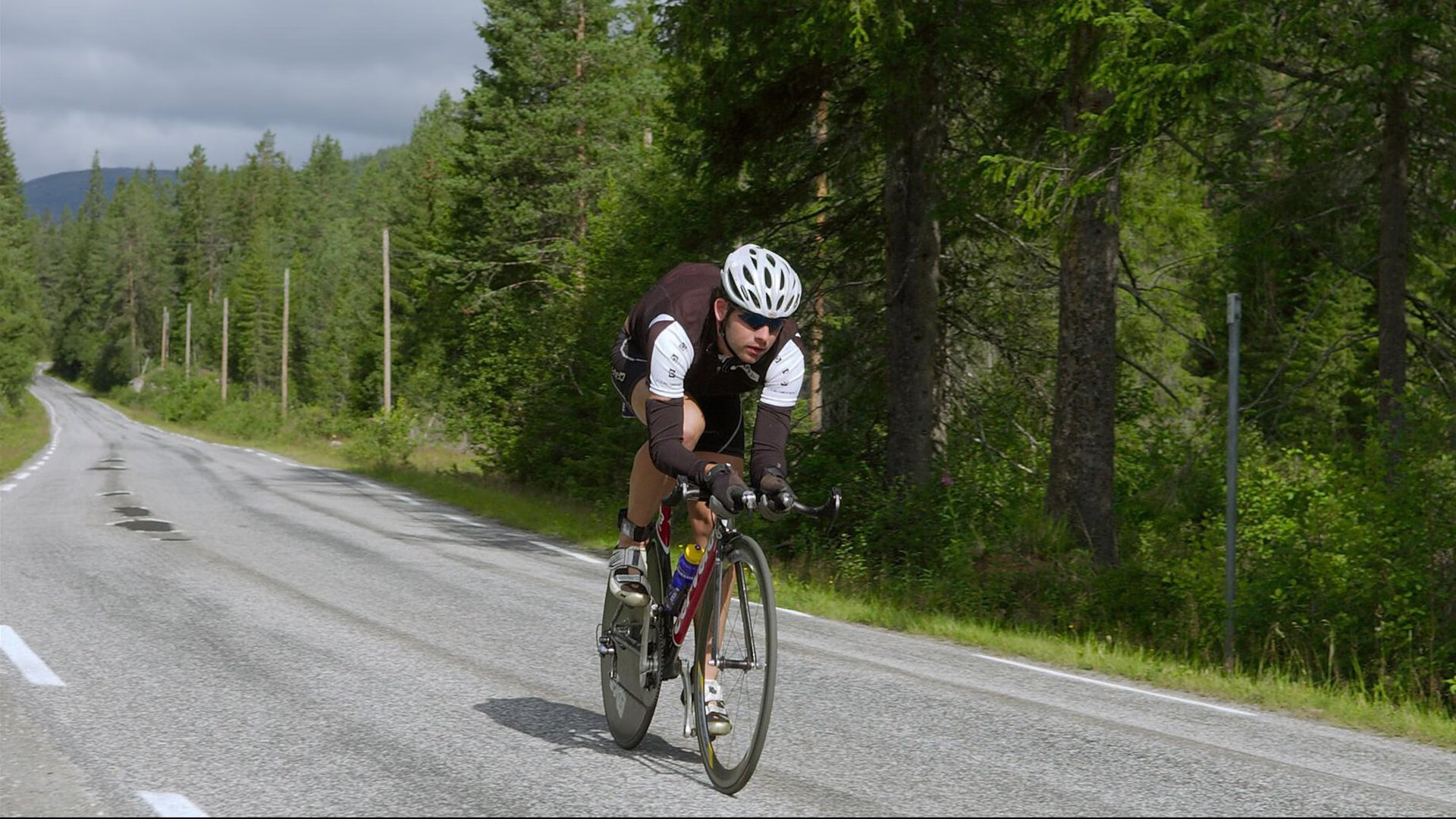 从广州队的团队凯歌到利拉德的孤独封神，职业精神的双面镜像